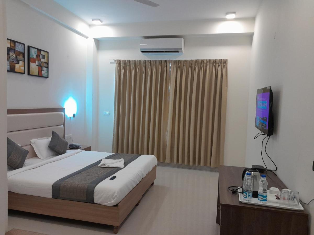 Hotel The Luxem - Behind Ibis Hotel Gurugram Gurgáon Exteriér fotografie