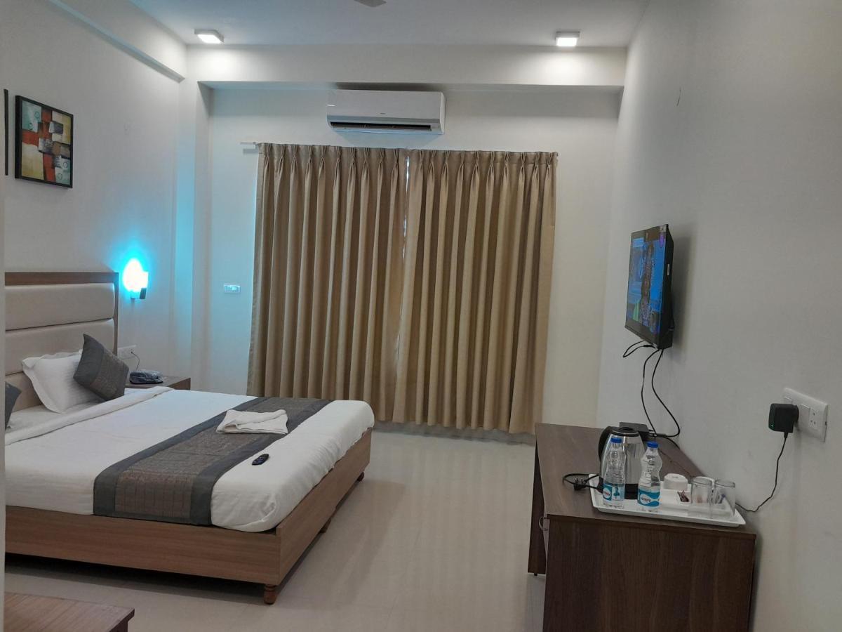 Hotel The Luxem - Behind Ibis Hotel Gurugram Gurgáon Exteriér fotografie