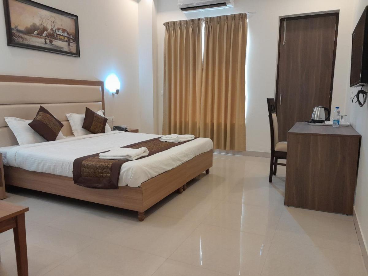 Hotel The Luxem - Behind Ibis Hotel Gurugram Gurgáon Exteriér fotografie