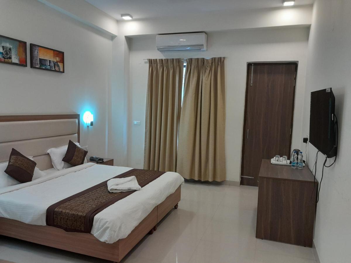 Hotel The Luxem - Behind Ibis Hotel Gurugram Gurgáon Exteriér fotografie
