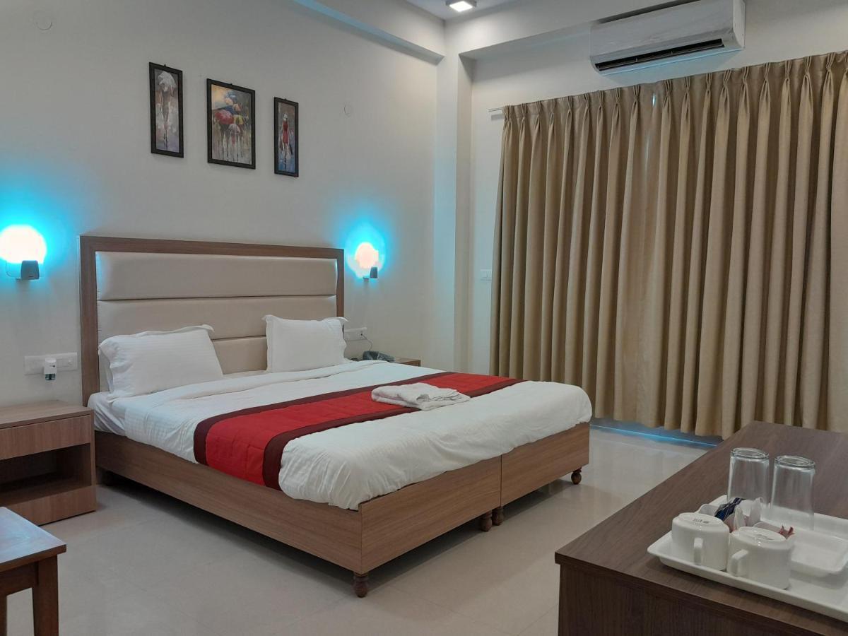 Hotel The Luxem - Behind Ibis Hotel Gurugram Gurgáon Exteriér fotografie