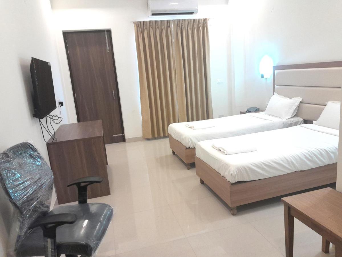 Hotel The Luxem - Behind Ibis Hotel Gurugram Gurgáon Exteriér fotografie