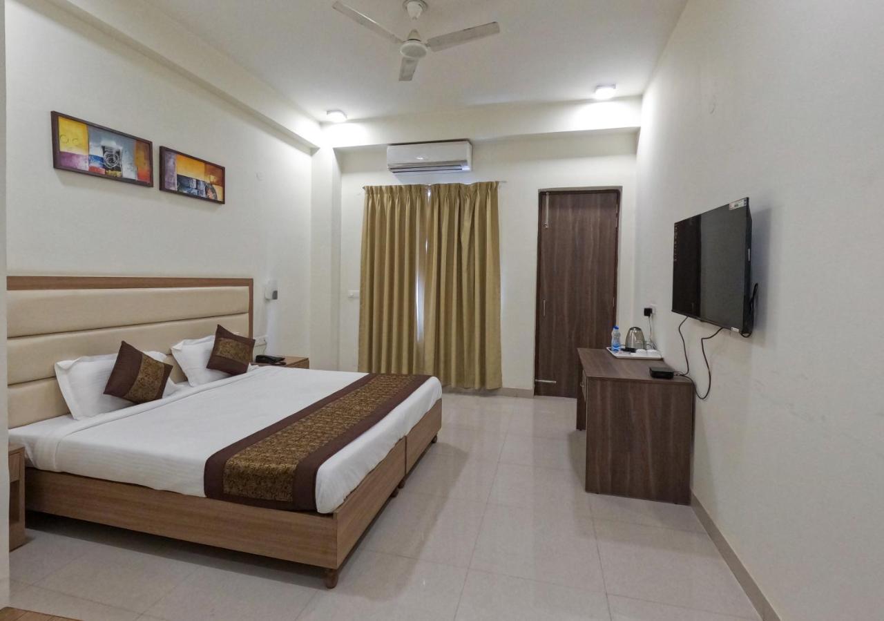 Hotel The Luxem - Behind Ibis Hotel Gurugram Gurgáon Exteriér fotografie