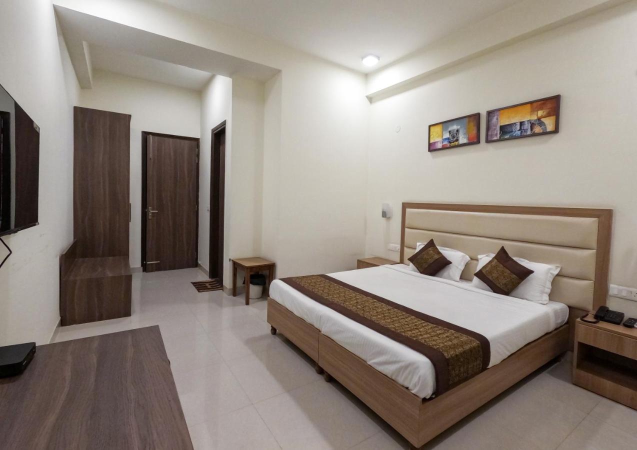 Hotel The Luxem - Behind Ibis Hotel Gurugram Gurgáon Exteriér fotografie