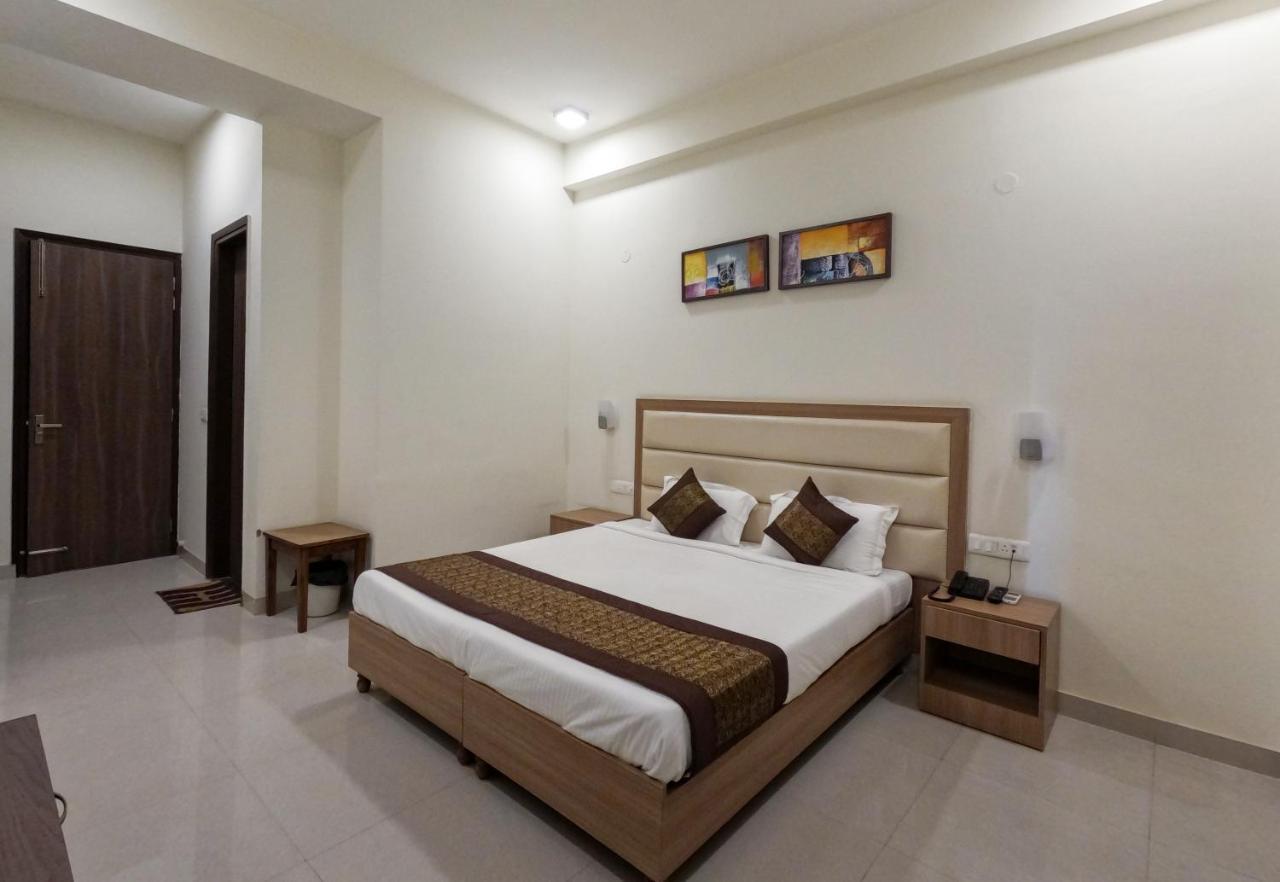 Hotel The Luxem - Behind Ibis Hotel Gurugram Gurgáon Exteriér fotografie