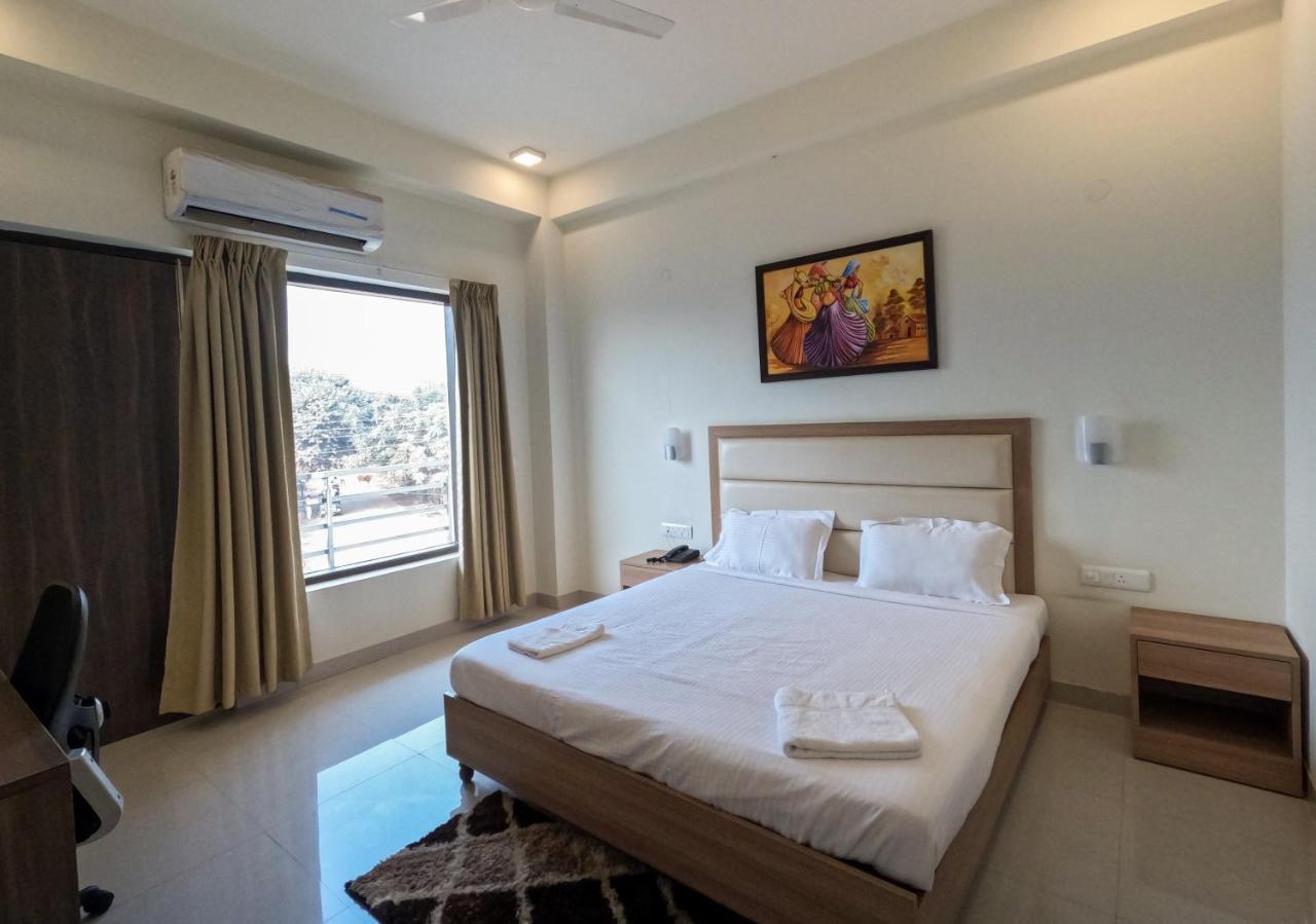 Hotel The Luxem - Behind Ibis Hotel Gurugram Gurgáon Exteriér fotografie