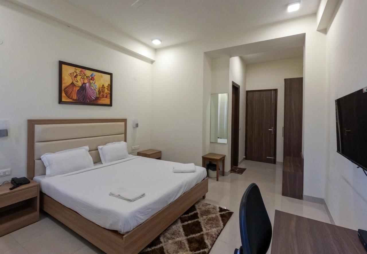 Hotel The Luxem - Behind Ibis Hotel Gurugram Gurgáon Exteriér fotografie