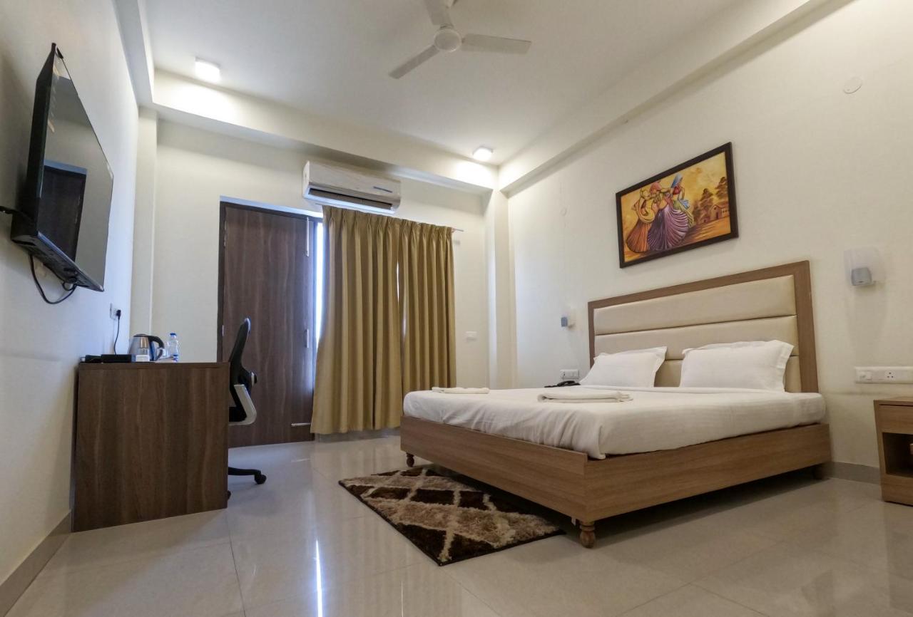 Hotel The Luxem - Behind Ibis Hotel Gurugram Gurgáon Exteriér fotografie