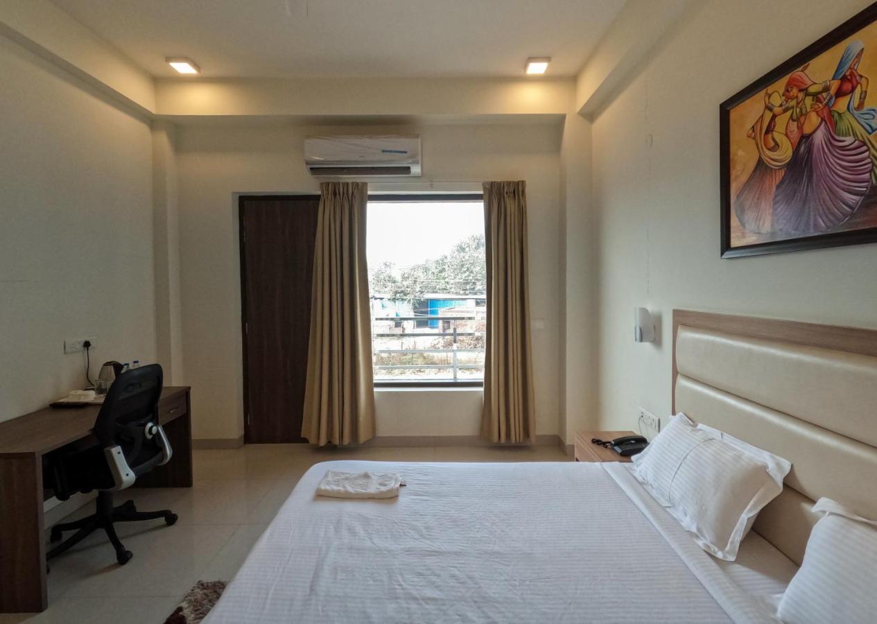 Hotel The Luxem - Behind Ibis Hotel Gurugram Gurgáon Exteriér fotografie