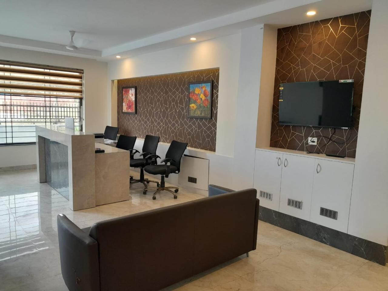 Hotel The Luxem - Behind Ibis Hotel Gurugram Gurgáon Exteriér fotografie
